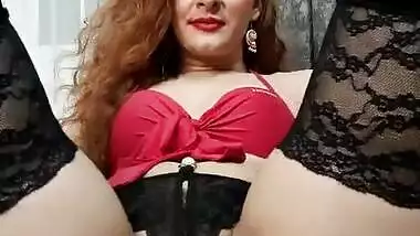 Sexy Aunty Showing her juicy pussy