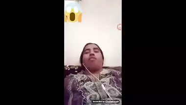 Desi aunty fingering pussy on video call with husband-2