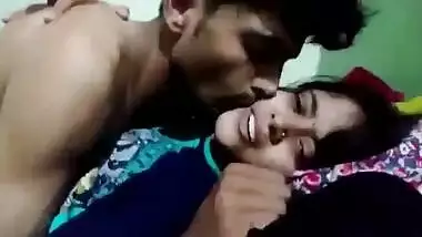 Dude sticks cock into XXX snatch of his Desi girlfriend for the cam