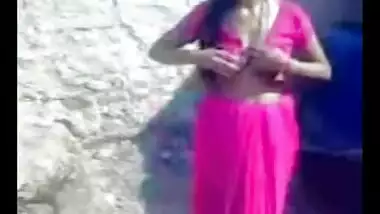Hot Indian Babe Shows Her Huge Boobs