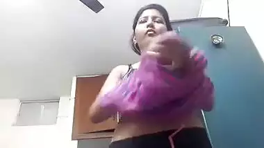 Indian wife flashes her XXX boobs for a while during changing sex show