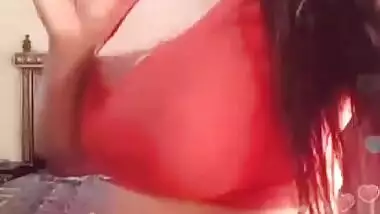 Laila G ,Busty Aunty navel cleavage exposed ,damn sexy dance