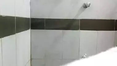 Sri Lankan - Bathroom Bath Fun
