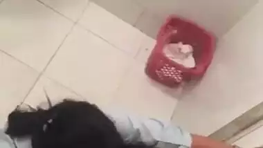 desi girls fingring in public toilet
