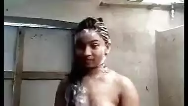 Desi village girl show her big boob bath video