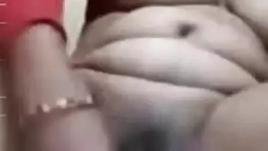 Young Desi guy jerks off watching fat bhabhi dildoing her XXX cunt