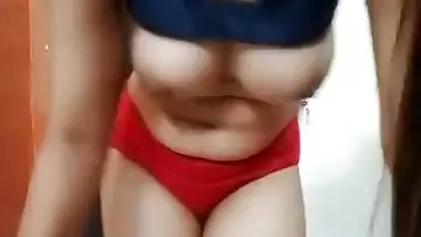Sexy Babe Showing her perfect round boobs Kya mast boobs Hai