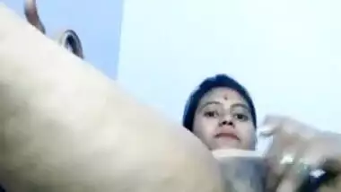 Desi wife fingering her juicy pussy