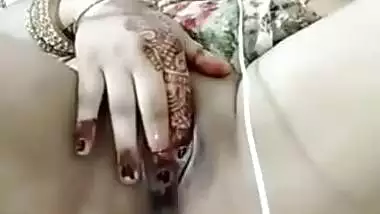 Desi Bhabhi Shows Her Pussy