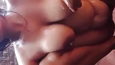 chachi ne nahate huye choot aur boobs dikhaya hindi xxx video viral mms