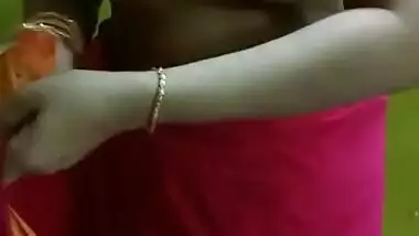 Desi wife show her boob