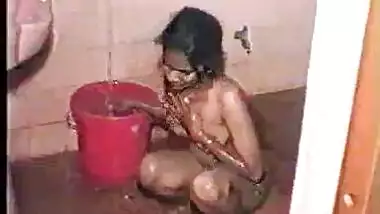 Desi village girl bathing after the sex
