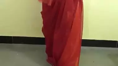 Retro Style Saree Wearing Just For Fashion Show