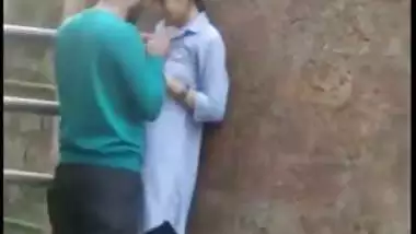 Gal caught sneakily making out with lover in outdoor Desi mms action