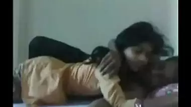 First time home sex mms of Indian college girlfriend leaked