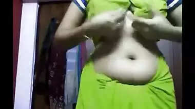 Indian porn videos of Deep naval muslim bhabhi wearing her eid gift