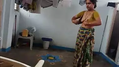 Hidden cam in Desi52 village sexy indian aunty change saree