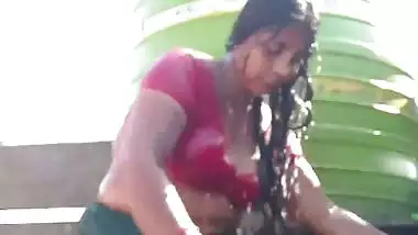 Village wife open nude bath in terrace viral MMS