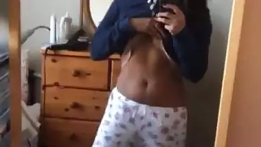 sexy desi babe showing her hot naval abs-short