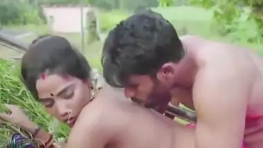 Horny Sexy Bhabhi Has Risky Outdoor Sex
