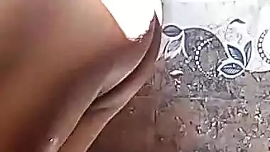 Desi milf exposing hot butt before peeing