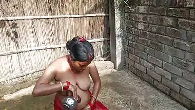 Village bhabhi outdoor nude bath captured by devar