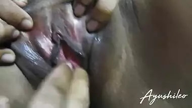 Asian amateur teen girl fingering wet pussy orgasm close up ඇගිලි තුනේ සැප