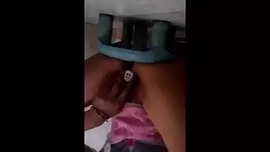 Peeing from button hole by desi Chhattisgarh girl
