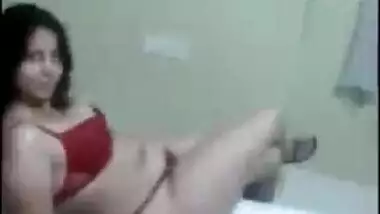 Delhi hot bhabhi in red bra sucking penis