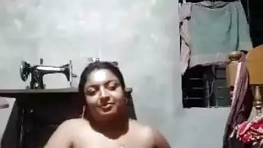 Chubby Bengali housewife nude pussy fingering show