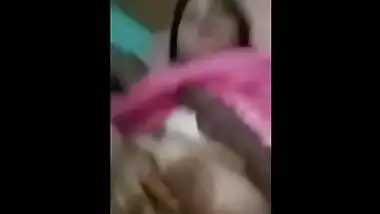 Phone conversation doesn't prevent Desi woman from doing XXX things