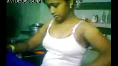 Bhabhi boobs captured after bathing