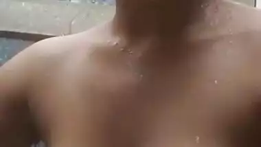 Booby Srilankan college girl bathing nude on cam