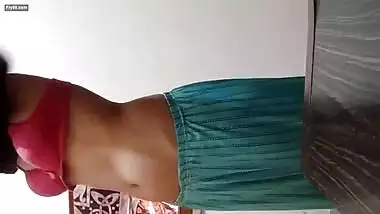 Desi Girl Shows Her Ass
