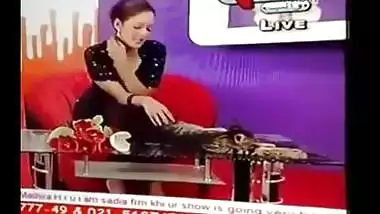 Pakistani pathan girl Mahera hot cleavage show during TV show!