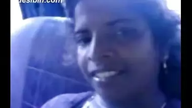 Mallu Lady Showing Bushy Pussy In Car