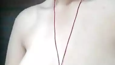 Desi girl pumping her own boobs on selfie cam