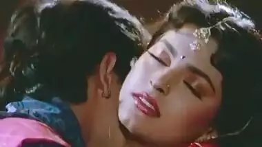 Aamir Khan Gives Juhi A Hickey - Tum Mere Ho - Hot Kissing Scenes.mp4