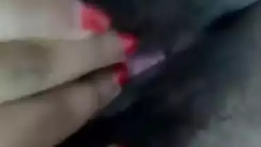 Juicy Desi XXX girl shows her hairy pussy on selfie cam