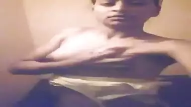 Desi babe pressing boobs