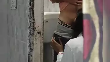 An 18 yr old college girl gives a blowjob in the washroom indian sex video