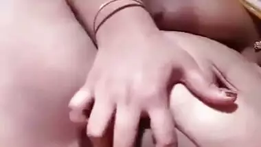 Bangladeshi Bhabhi showing her plump pussy on cam