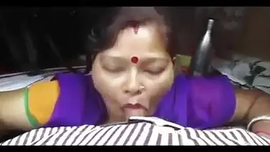 Cameraman films XXX video of married Desi giving him a blowjob