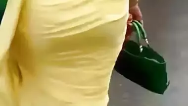 aunty ass shaking in saree