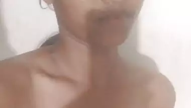 Cute desi college girl boobs show viral clip