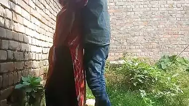The guy fucks his married GF outdoors in a desi sex video