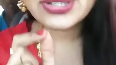 Sexy Bhabi Deep Cleavage