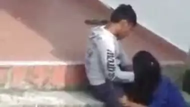 Indian lovers outdoor blowjob sex MMS video goes viral