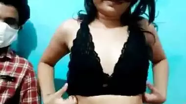 Cute desi girl showing her boobs
