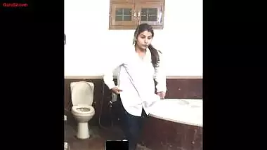Desi girl caught peeing in bathroom mms
